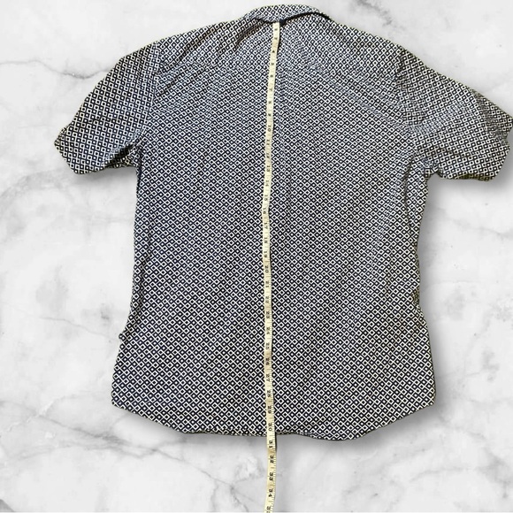 Comfy fit button down with detail - Picture 5 of 8